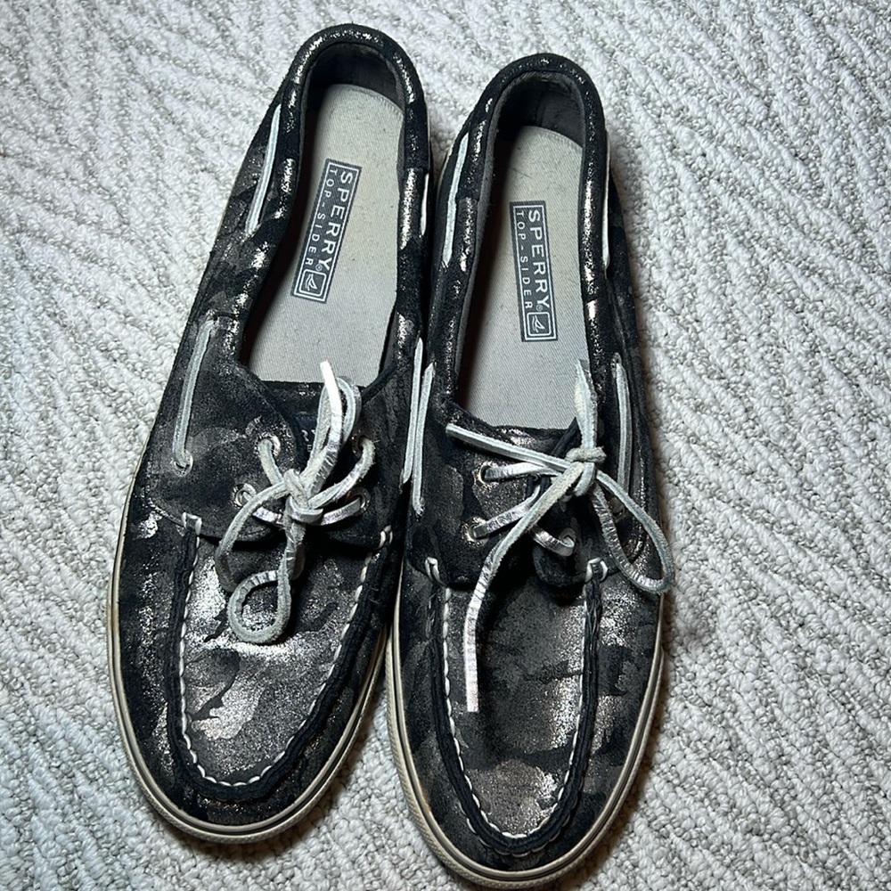 Women’s 7.5 Sperry with Shiny Camo Design